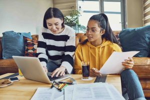 Friends getting quick quote luggage shipping to New Zealand